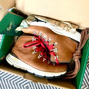 DANNER Women's Mountain 600 Hiking Boot, Saddle Tan - Size 7